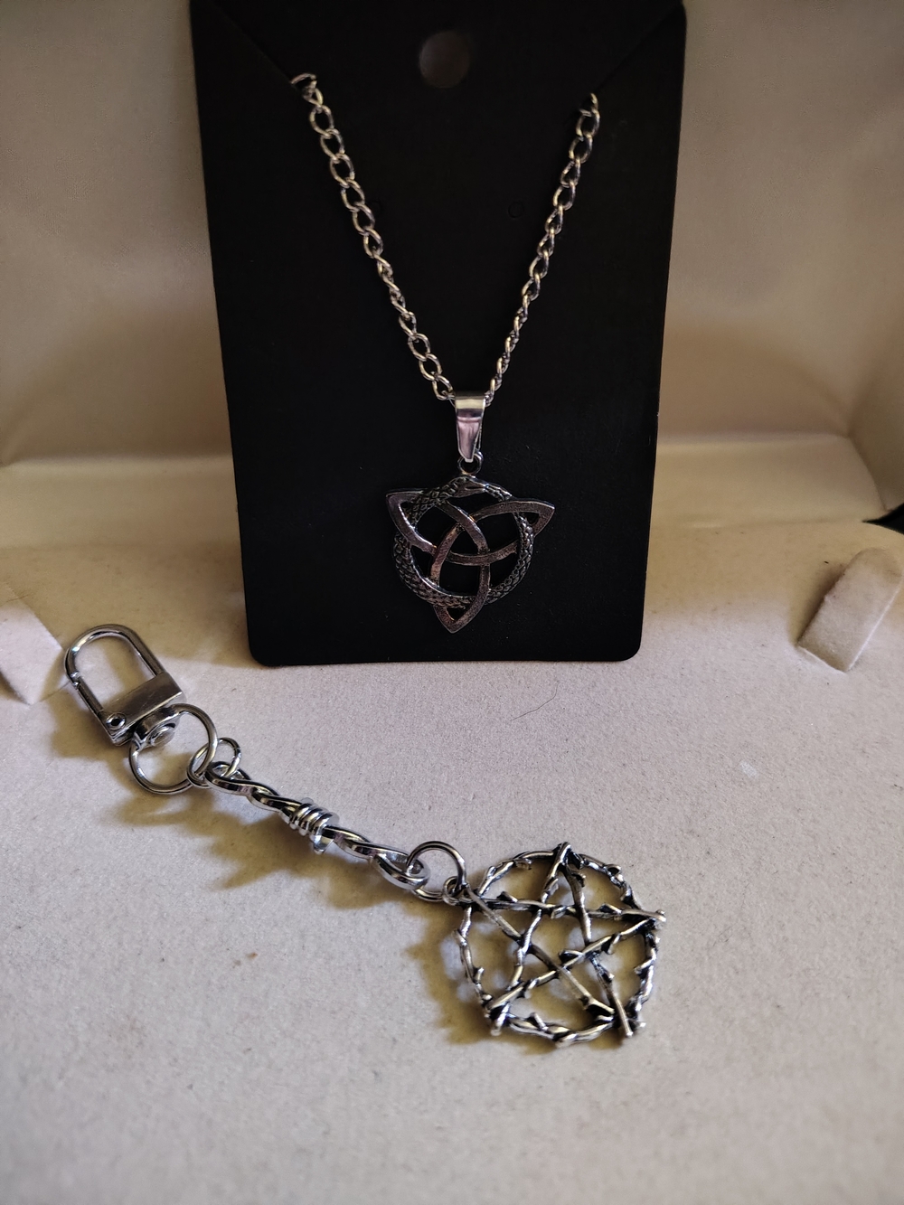 🚨 New Celtic Triquetra Necklace & Pentagram Keychain Set 🚨